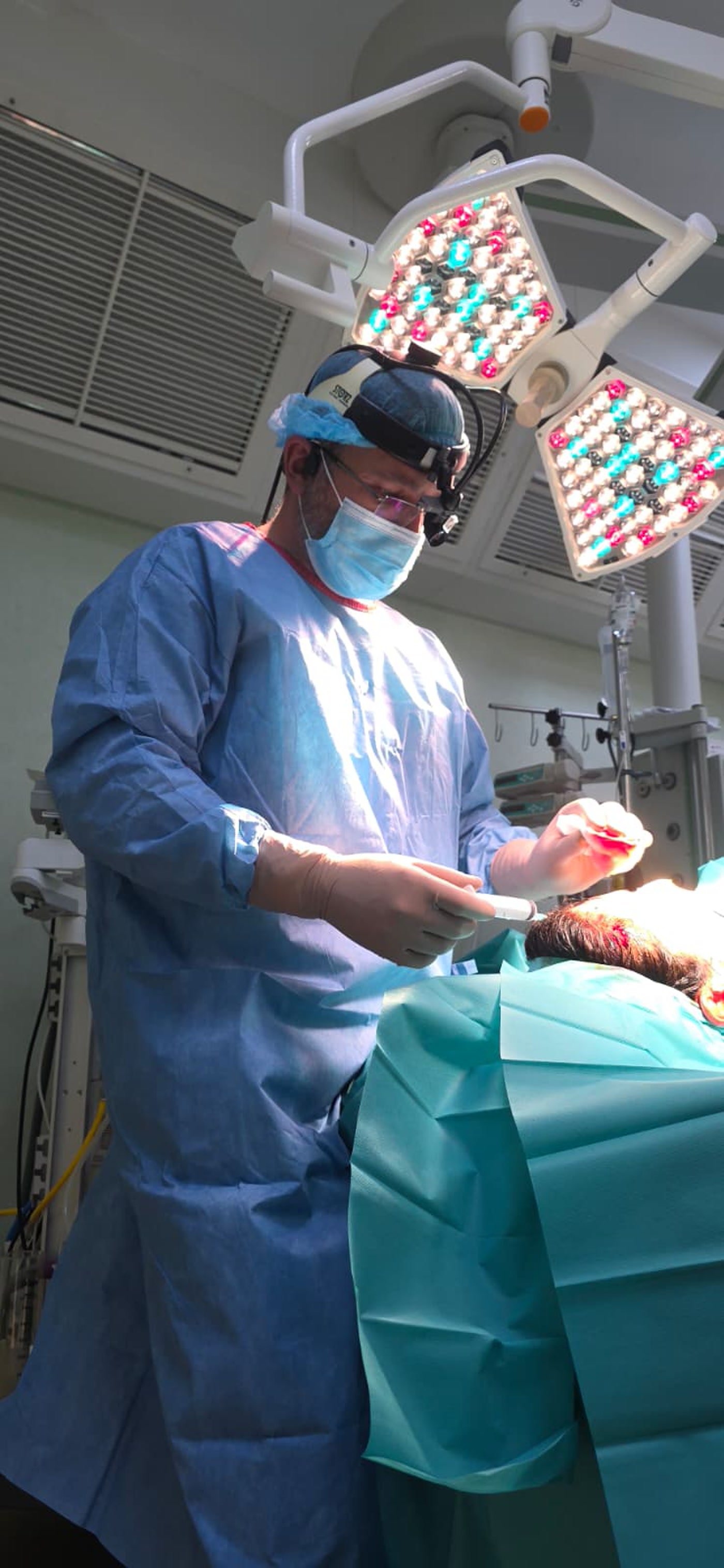 Dr. Costenco tijdens procedure